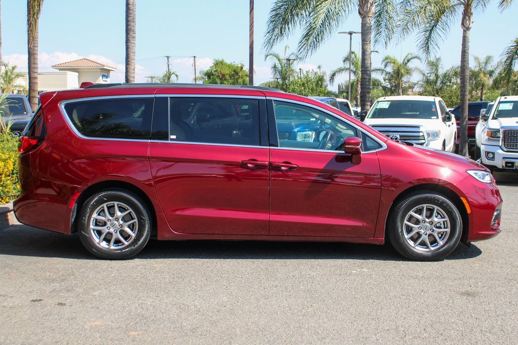 Used 2021 Chrysler Pacifica Touring w/ Uconnect Theater Family Group image 12