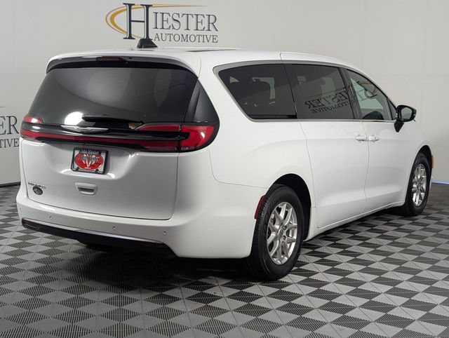 Used 2025 Chrysler Pacifica Select FWD image 7