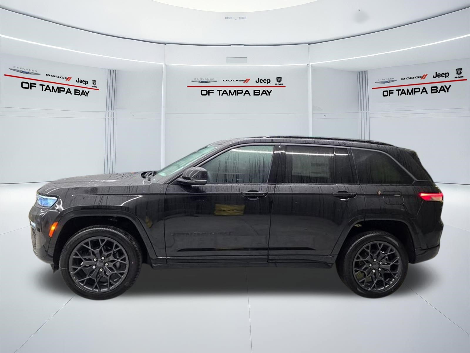 New 2026 Jeep Grand Cherokee Summit w/ Obsidian Package AWD/4WD image 3