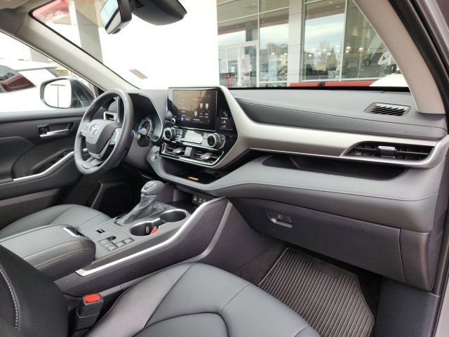 Certified 2025 Toyota Highlander XLE image 28