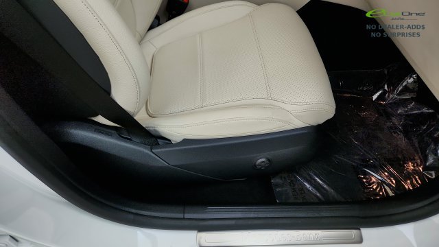 Used 2025 Mercedes-Benz GLC 350e 4MATIC image 41