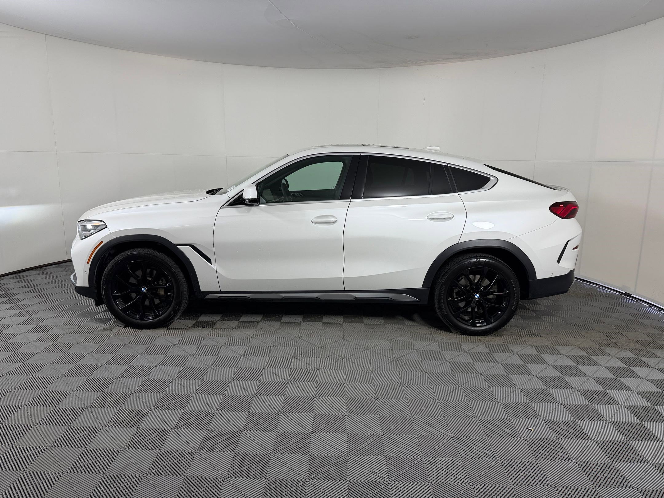 Used 2023 BMW X6 xDrive40i w/ Premium Package AWD/4WD image 2