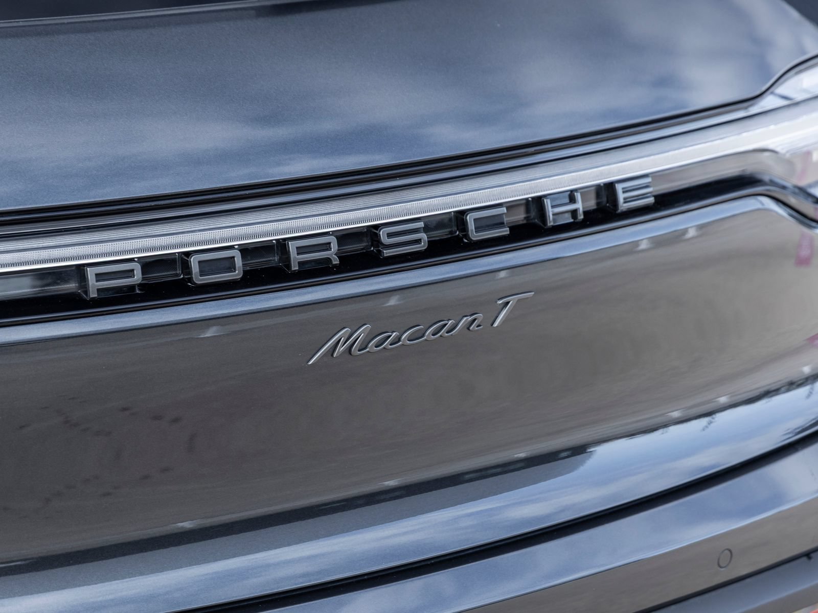Certified 2025 Porsche Macan Turbo AWD/4WD image 15