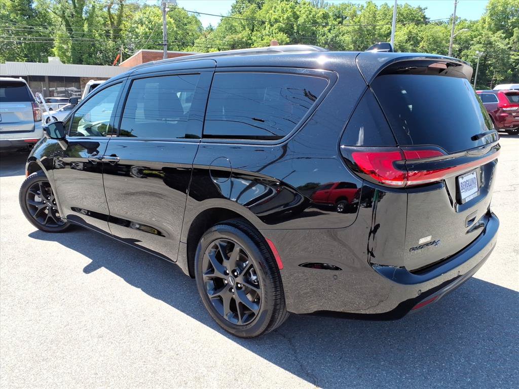 Used 2024 Chrysler Pacifica Limited w/ Uconnect Theater Family Group AWD/4WD image 6