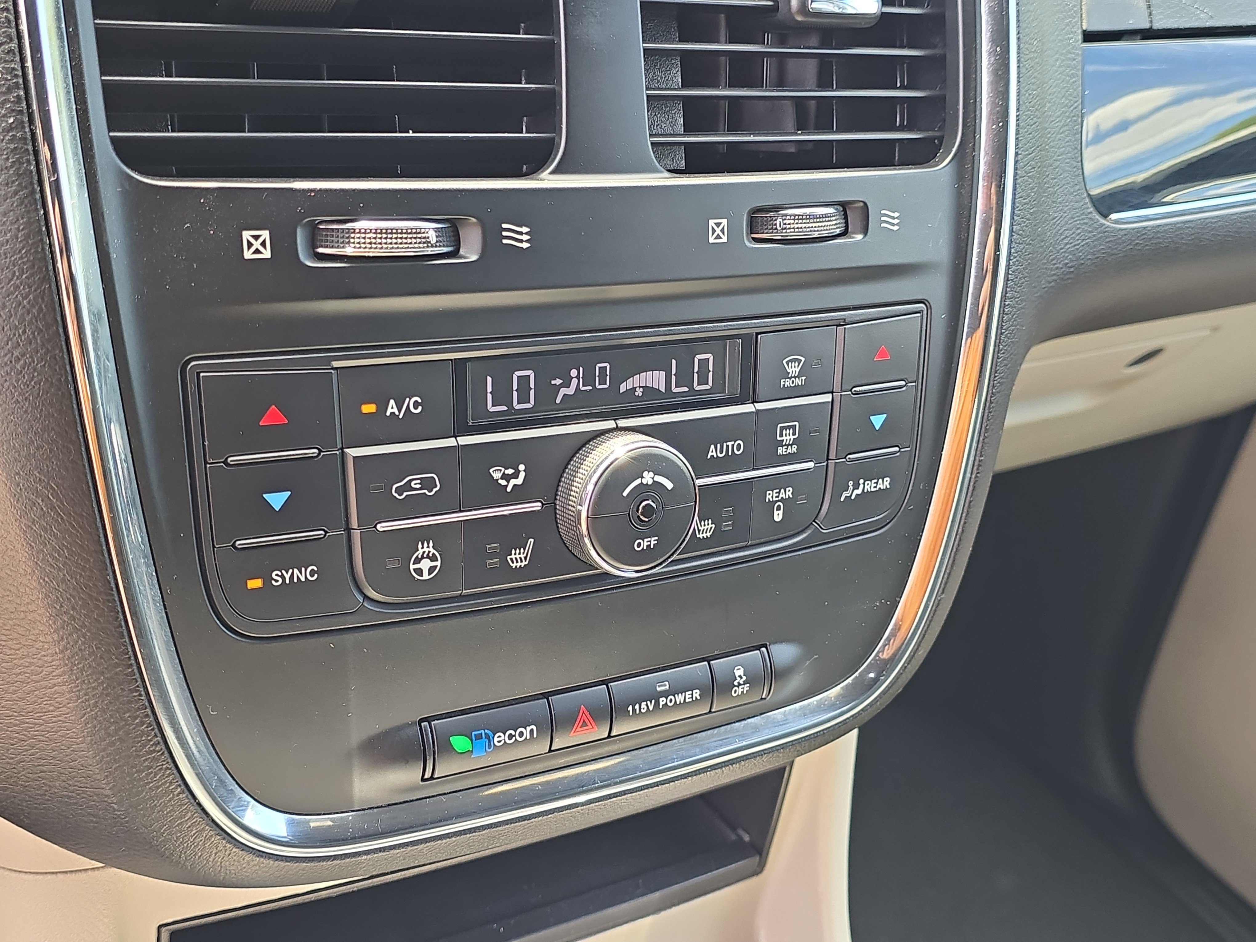 Used 2017 Dodge Grand Caravan SXT w/ Driver Convenience Group FWD image 27
