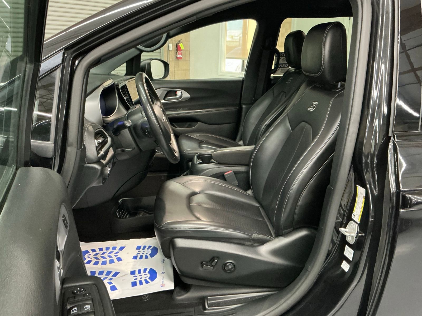 Used 2023 Chrysler Pacifica Touring-L w/ S Appearance Package image 10