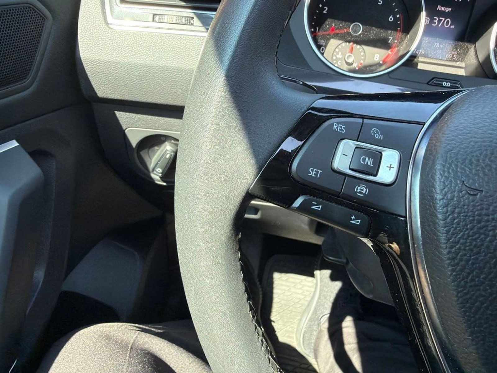 Used 2020 Volkswagen Tiguan SE AWD/4WD image 18