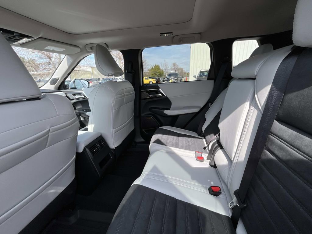 New 2026 Mitsubishi Outlander SE FWD image 13