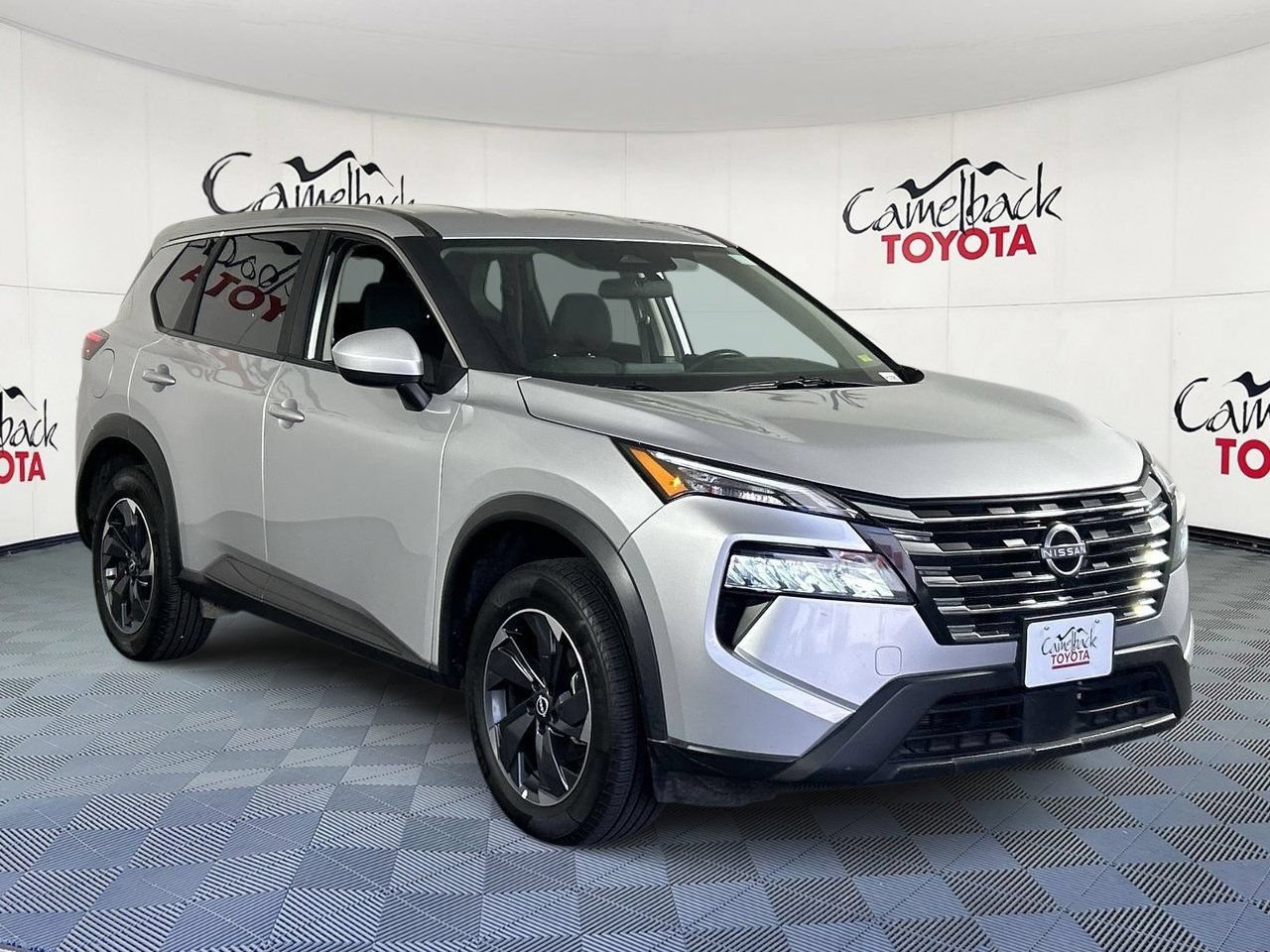 Used 2025 Nissan Rogue SV FWD image 3