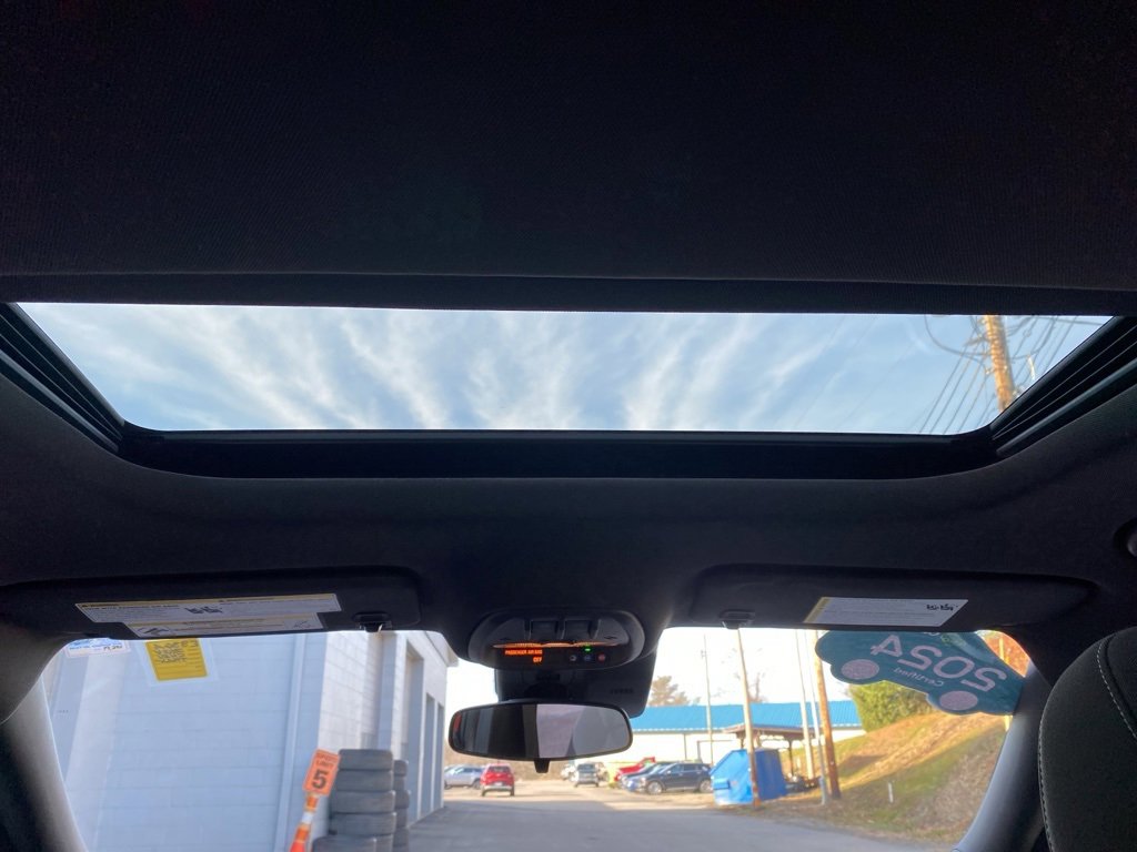 Used 2024 Chevrolet Trax RS w/ Sunroof Package image 19