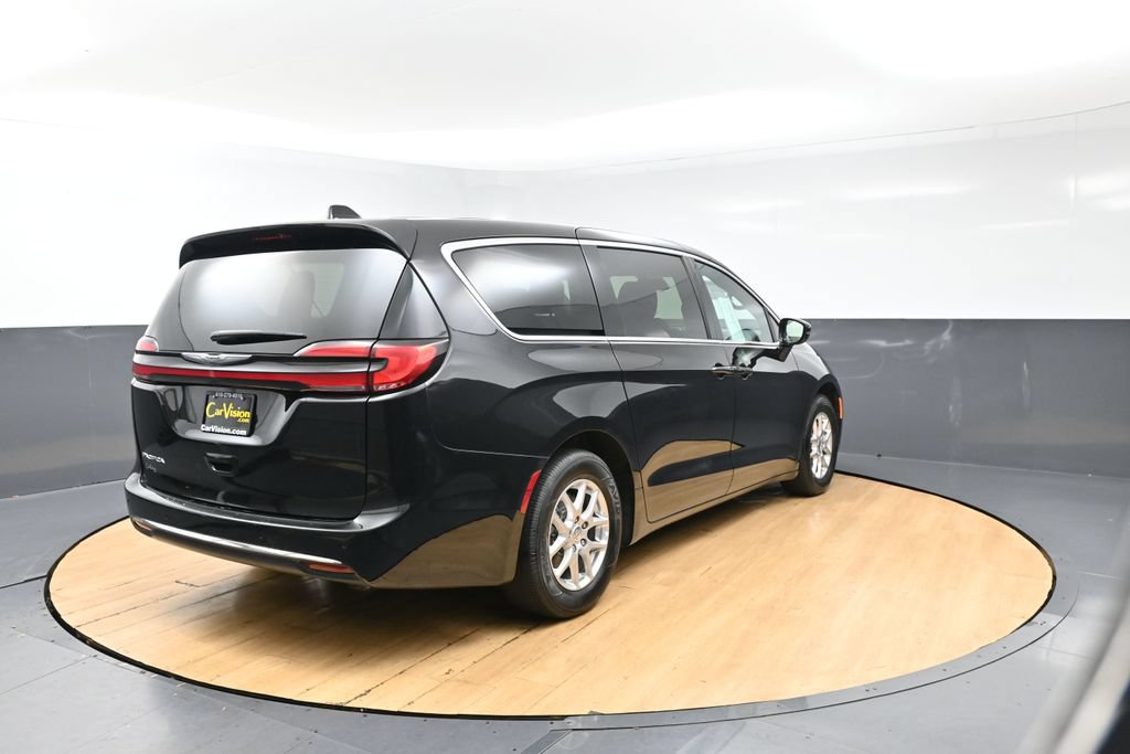 Used 2025 Chrysler Pacifica Select FWD image 8