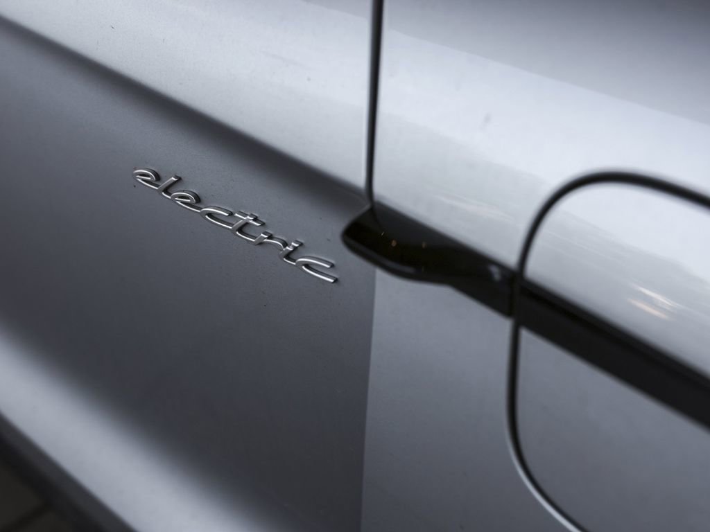 Certified 2025 Porsche Taycan image 16