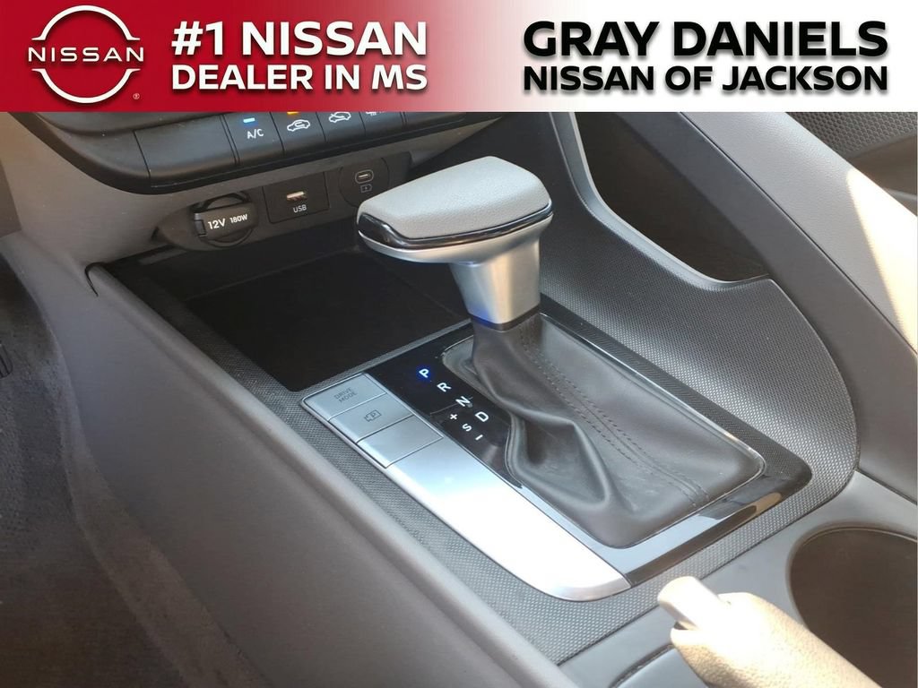 Used 2025 Hyundai Elantra SE FWD image 19