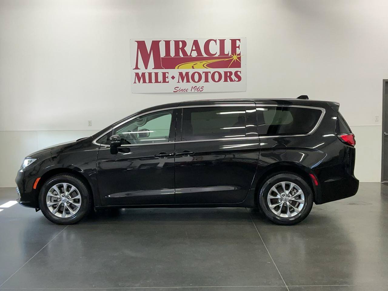 Used 2023 Chrysler Pacifica Touring-L w/ Uconnect Theater Family Group AWD/4WD image 2