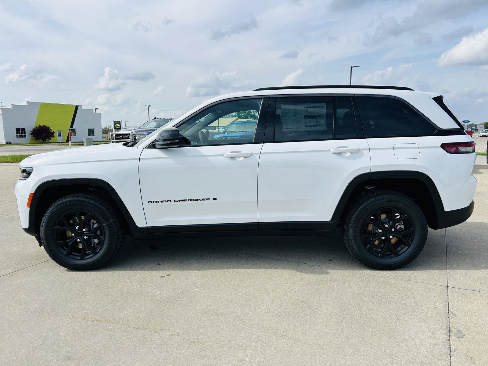 New 2026 Jeep Grand Cherokee Altitude AWD/4WD image 36