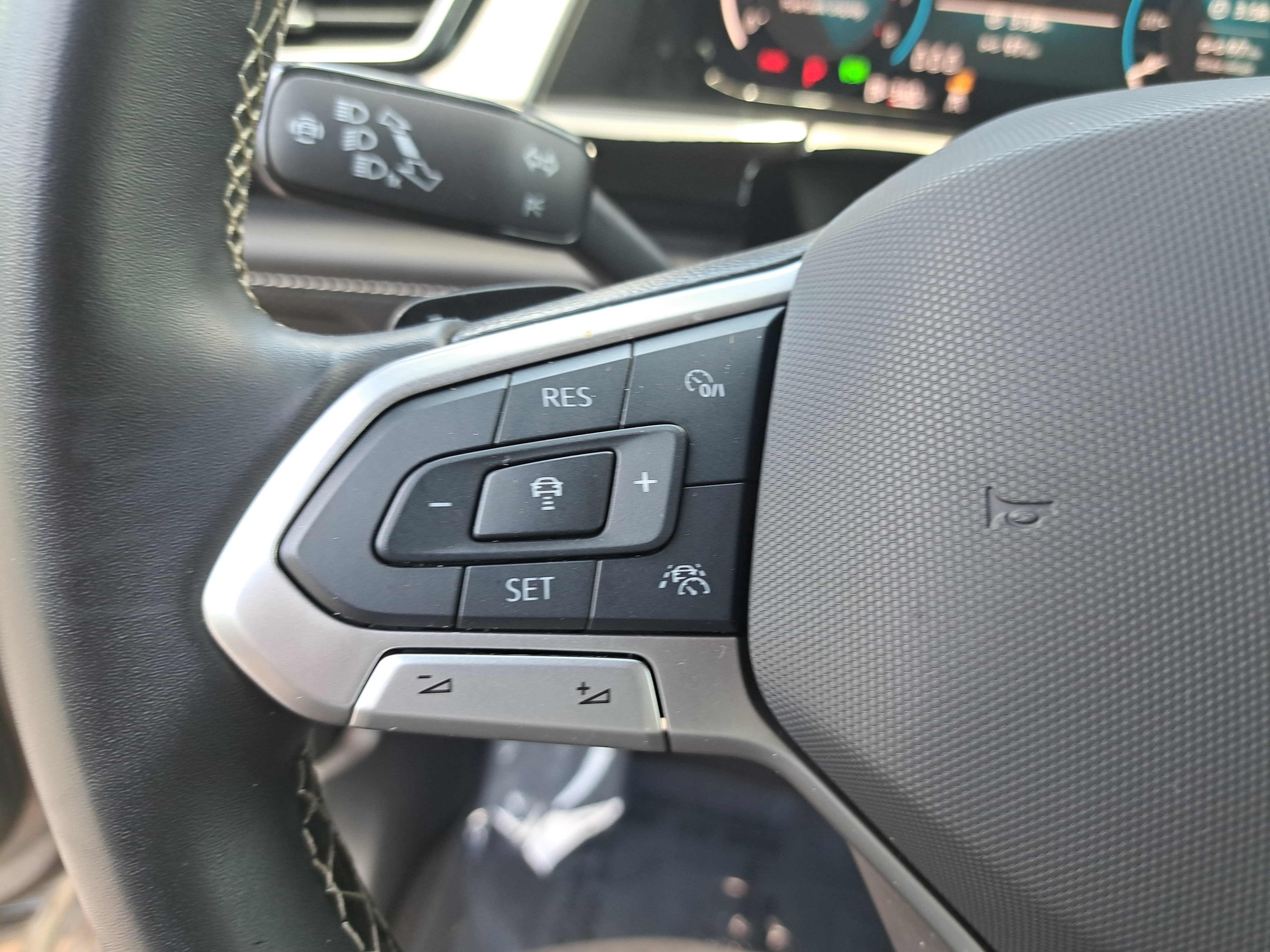 Used 2025 Volkswagen Atlas Cross Sport SE FWD image 16
