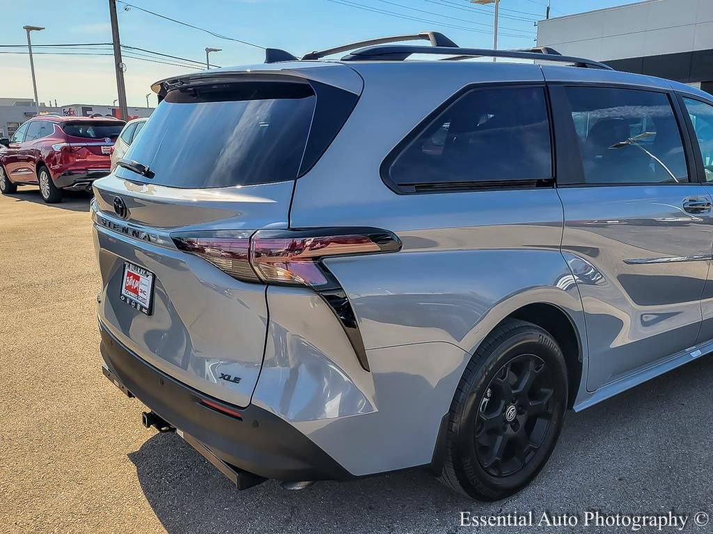 Used 2025 Toyota Sienna XLE Woodland Edition image 6