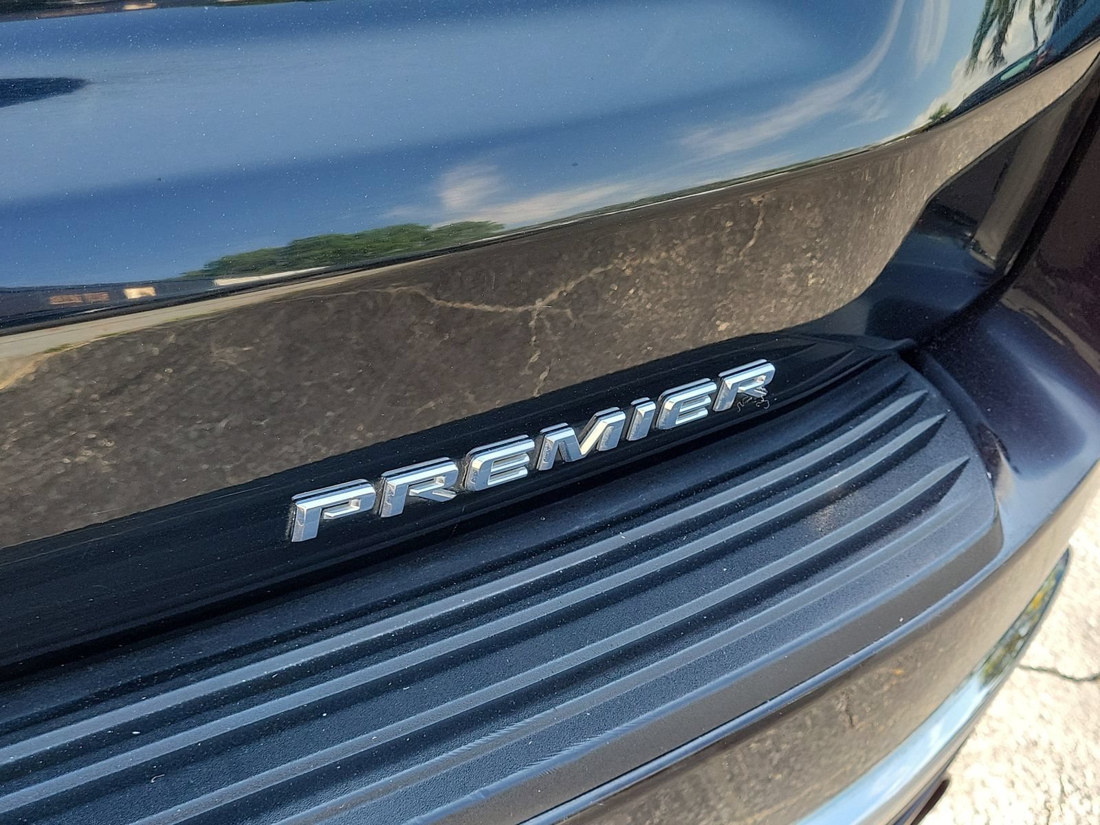 Used 2021 Chevrolet Suburban Premier w/ Premium Package AWD/4WD image 8