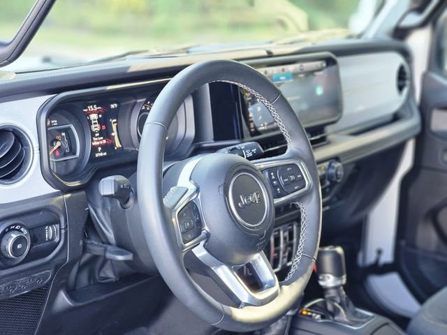 Used 2025 Jeep Wrangler Sahara image 12