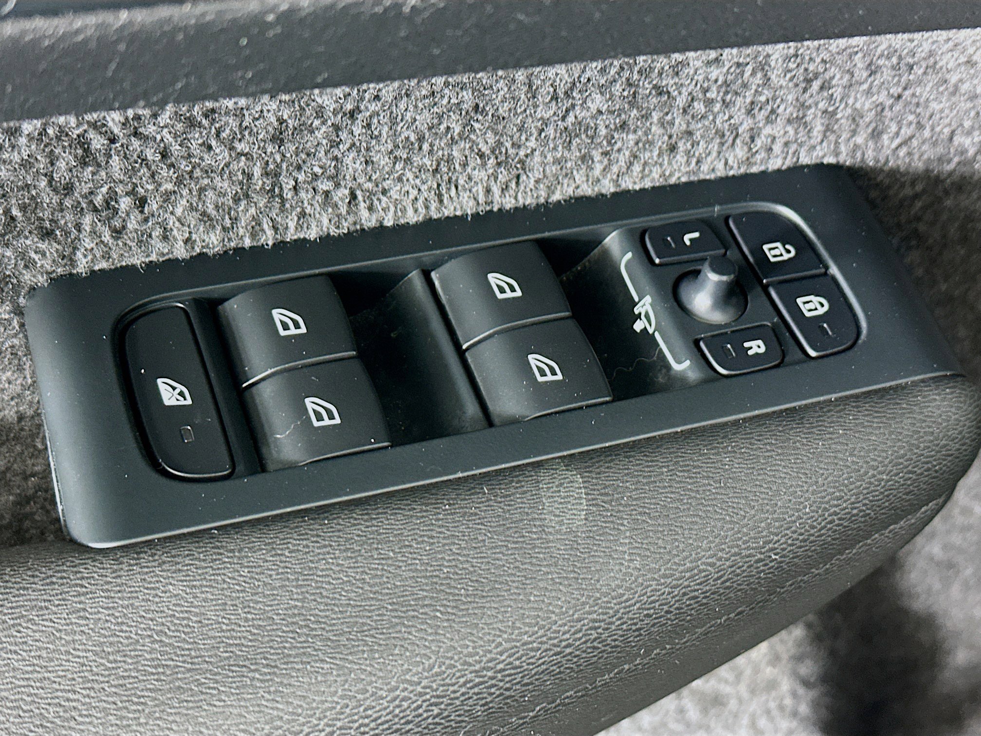 Used 2024 Volvo XC40 B5 Core image 15