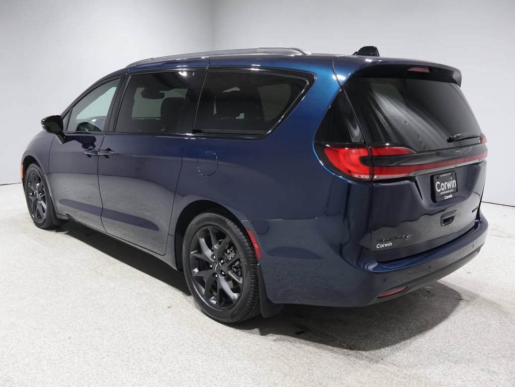 Used 2024 Chrysler Pacifica Limited w/ Uconnect Theater Family Group image 4