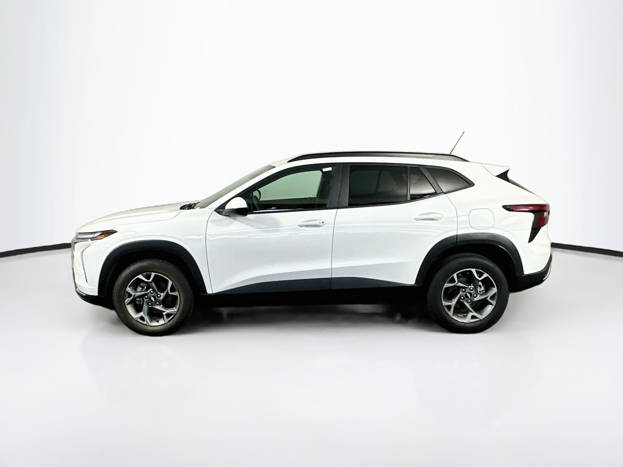 Used 2025 Chevrolet Trax LT FWD image 4