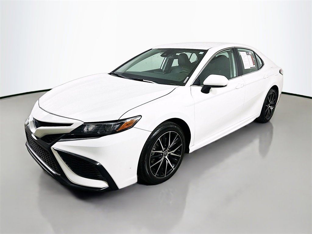 Used 2024 Toyota Camry SE image 3