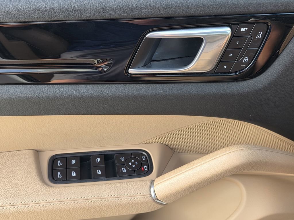 Used 2022 Porsche Cayenne image 27