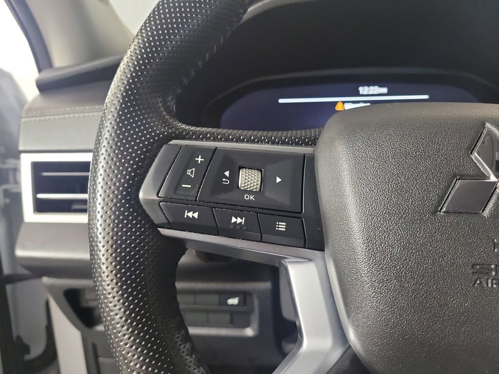 Used 2023 Mitsubishi Outlander SE image 18
