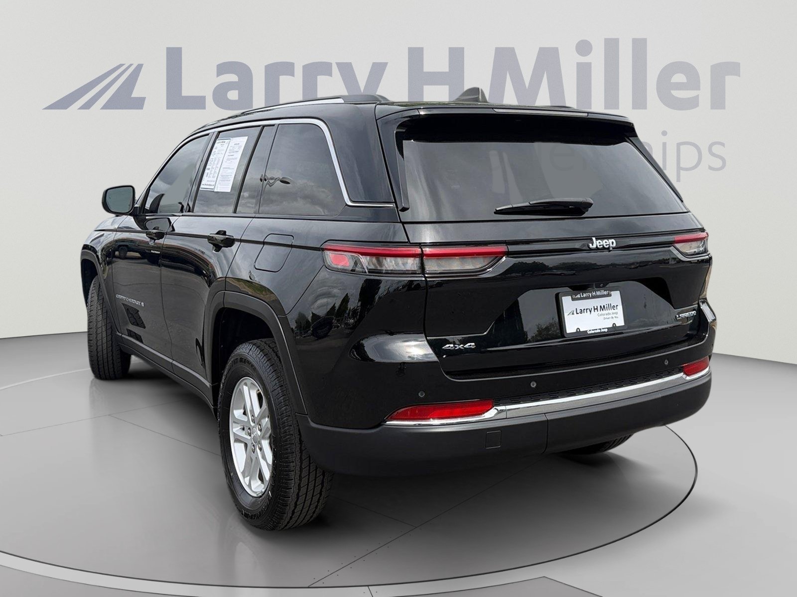 Used 2023 Jeep Grand Cherokee Laredo AWD/4WD image 3