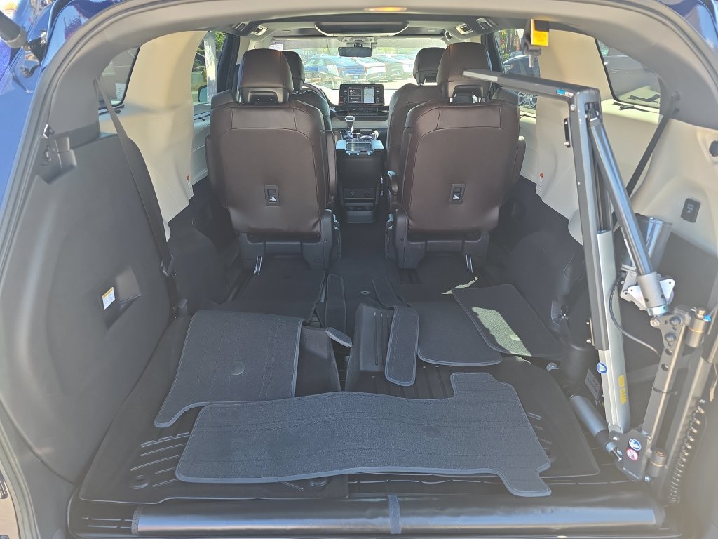Used 2021 Toyota Sienna Platinum FWD image 22