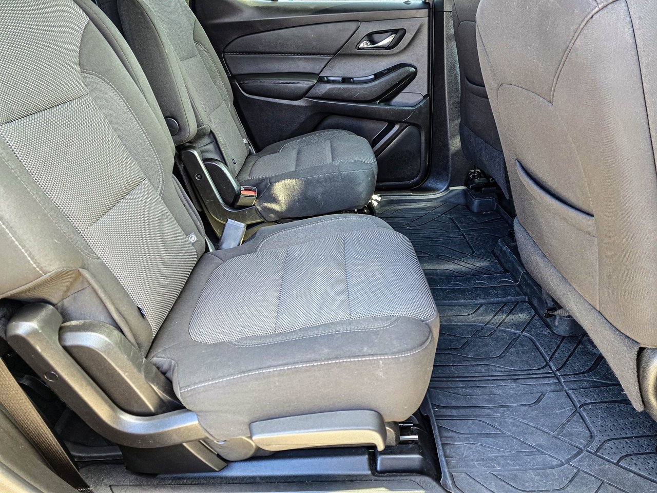 Certified 2023 Chevrolet Traverse LT w/ Rear Camera Mirror Package image 36