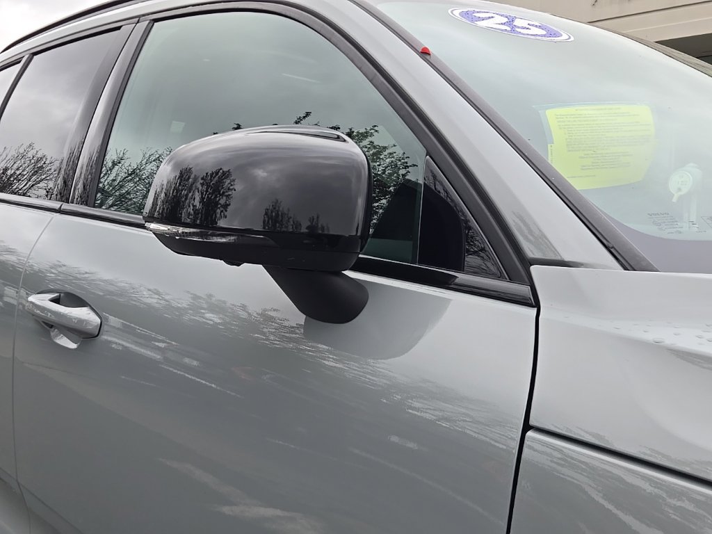 Certified 2025 Volvo XC40 B5 Ultra AWD/4WD image 7