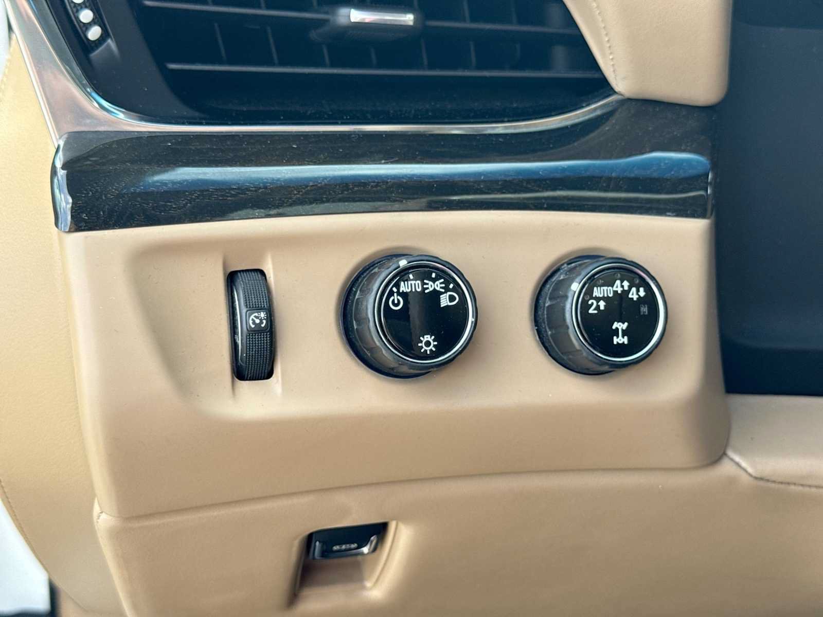 Used 2018 Cadillac Escalade ESV Platinum AWD/4WD image 27