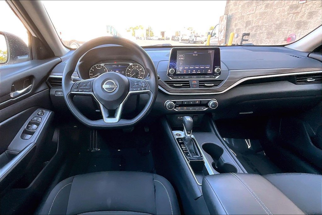 Used 2025 Nissan Altima 2.5 SV FWD image 5