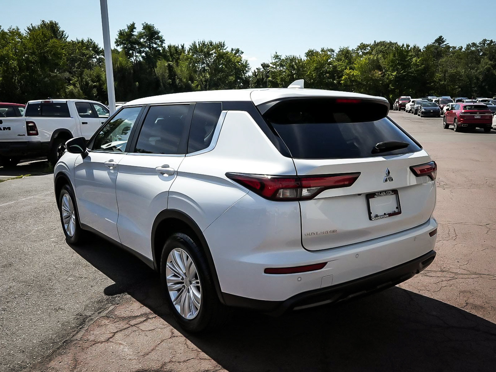 Used 2023 Mitsubishi Outlander ES AWD/4WD image 4