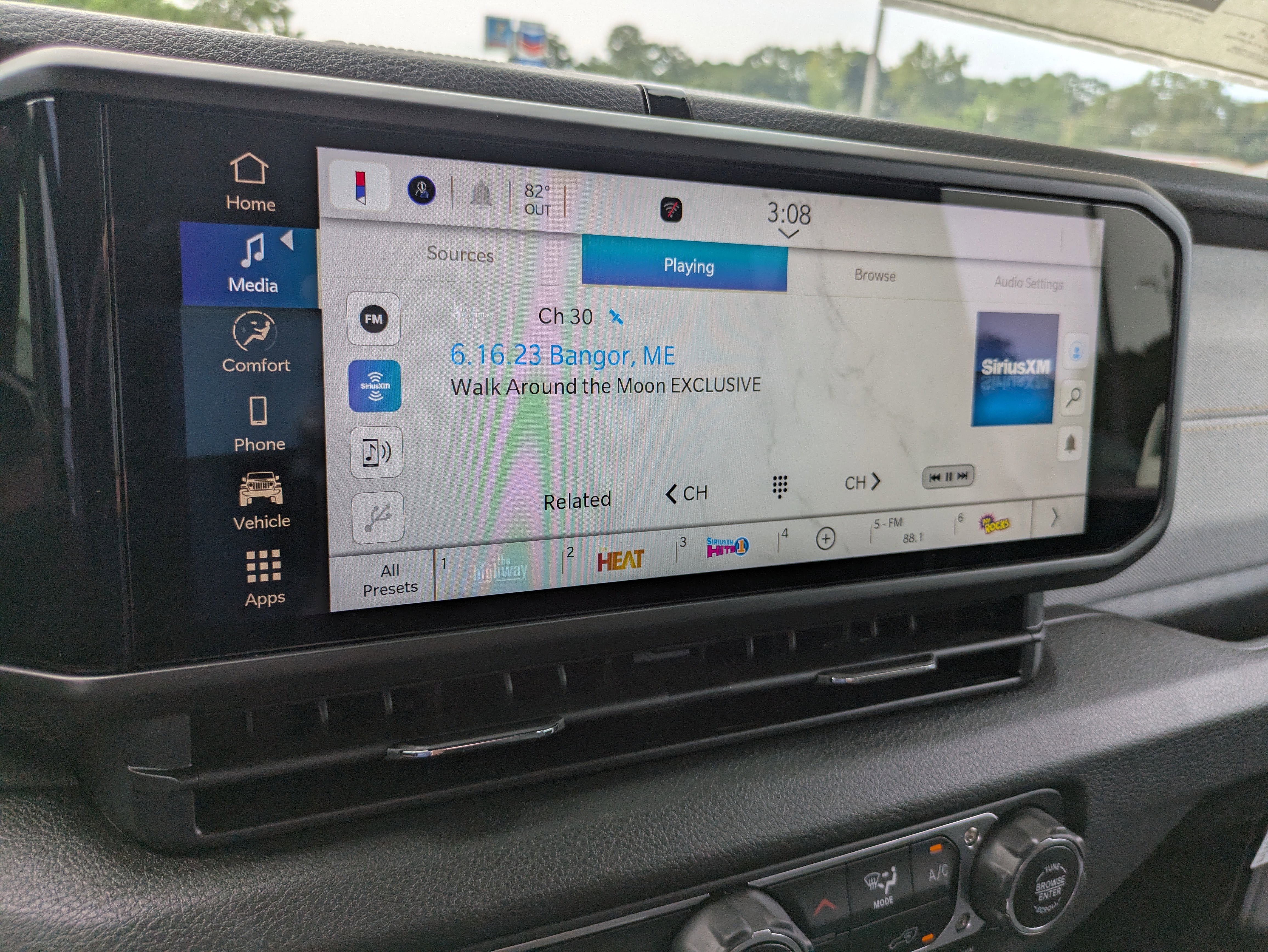 New 2025 Jeep Gladiator Sport image 14