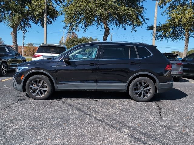 Used 2022 Volkswagen Tiguan SE w/ Panoramic Sunroof Package image 3