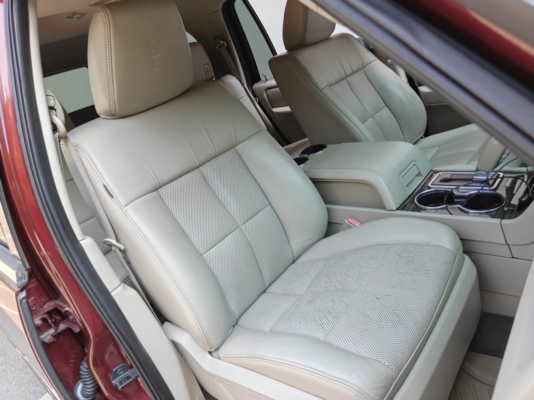 Used 2010 Lincoln Navigator 4WD image 10