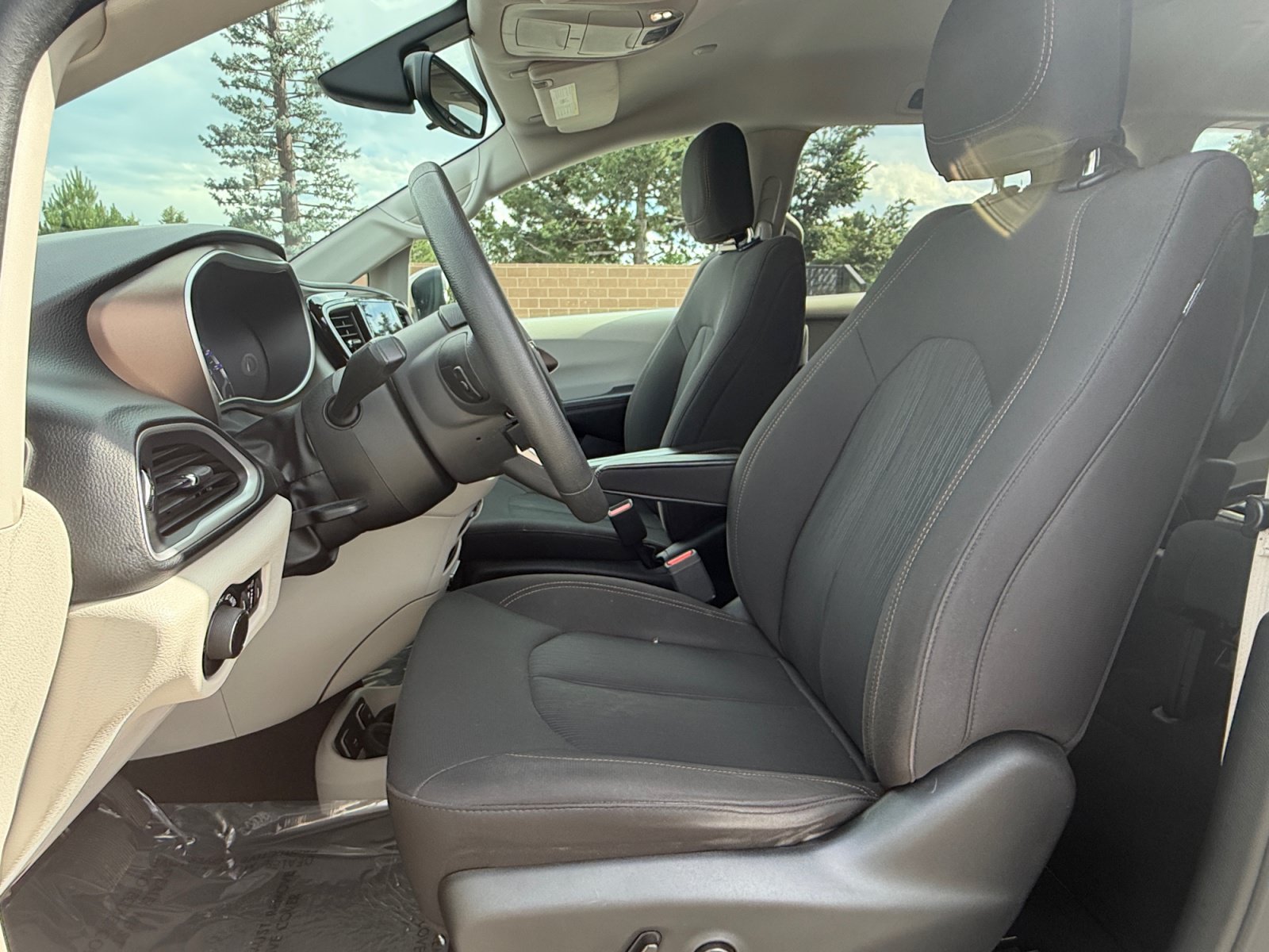 Used 2017 Chrysler Pacifica Touring FWD image 14