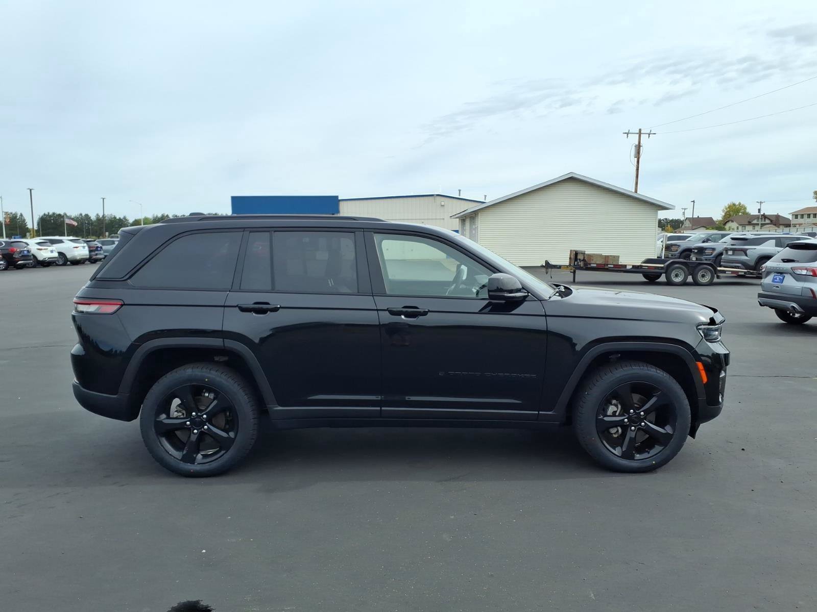 Used 2023 Jeep Grand Cherokee Altitude AWD/4WD image 7