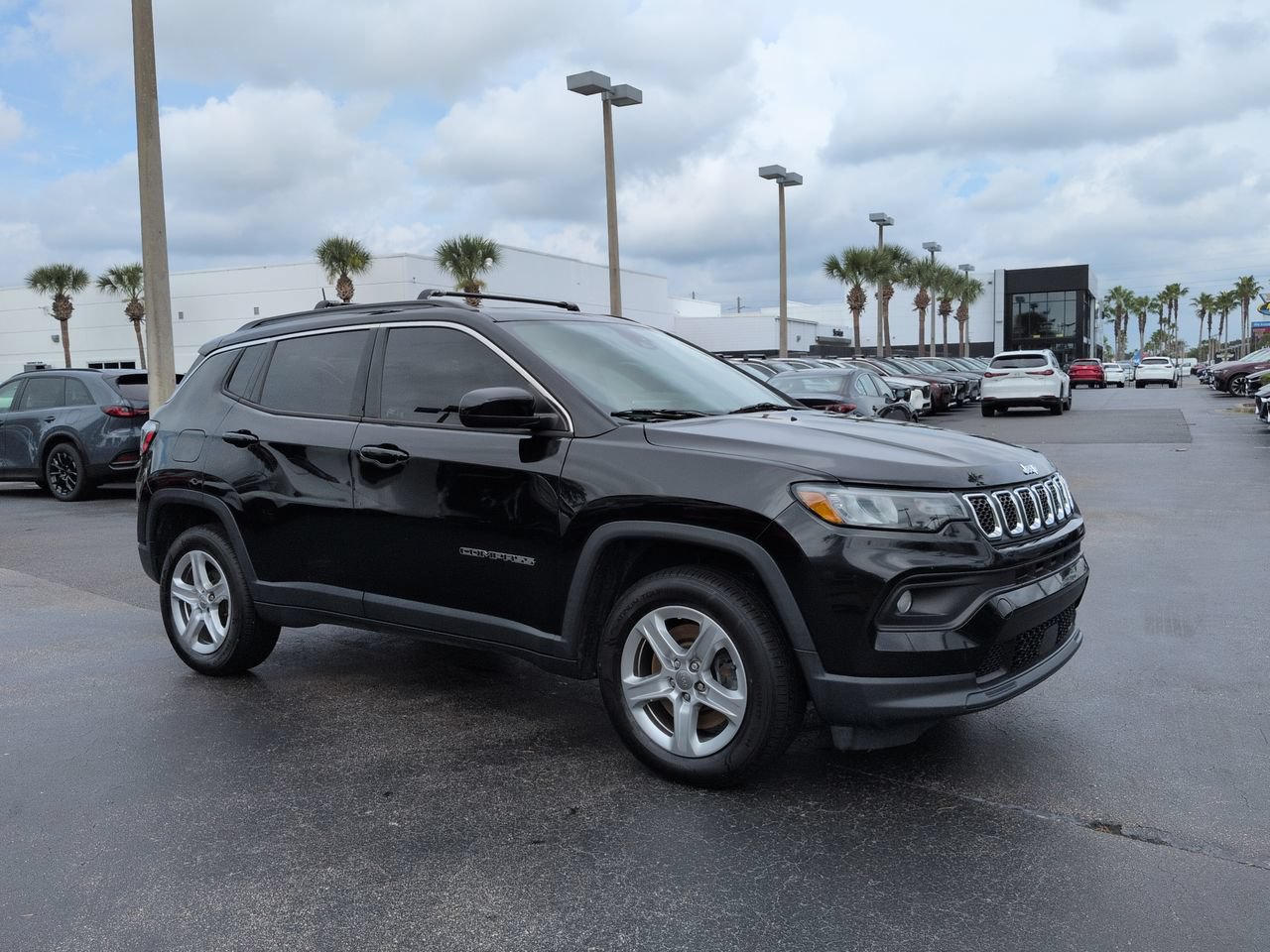 Used 2023 Jeep Compass Latitude w/ Sun and Sound Group AWD/4WD image 2