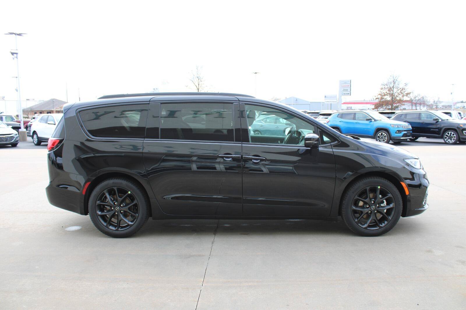 New 2026 Chrysler Pacifica Select FWD image 6