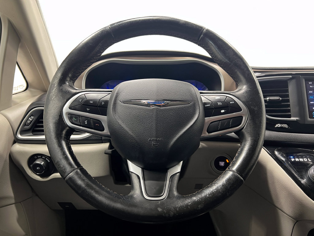 Used 2018 Chrysler Pacifica Touring-L FWD image 21