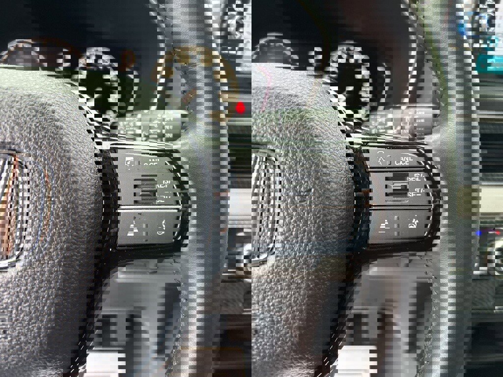 Used 2025 Honda Pilot Touring image 9