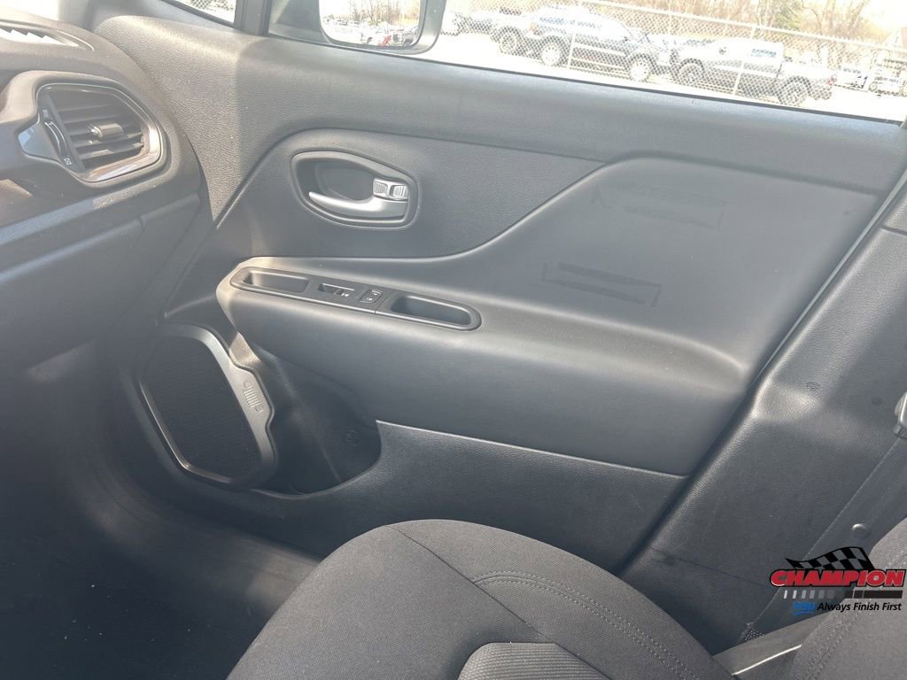 Used 2023 Jeep Renegade Latitude AWD/4WD image 13