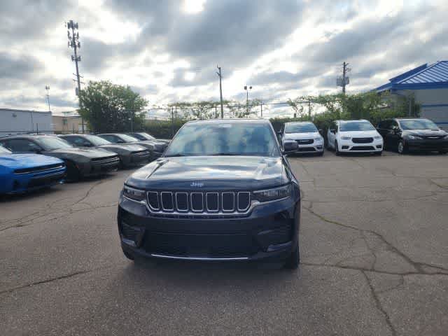 Certified 2023 Jeep Grand Cherokee Laredo w/ Trailer Tow Prep Group (B) AWD/4WD image 5