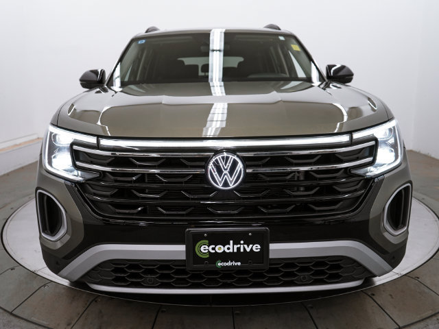 Used 2025 Volkswagen Atlas Peak Edition SE AWD/4WD image 2