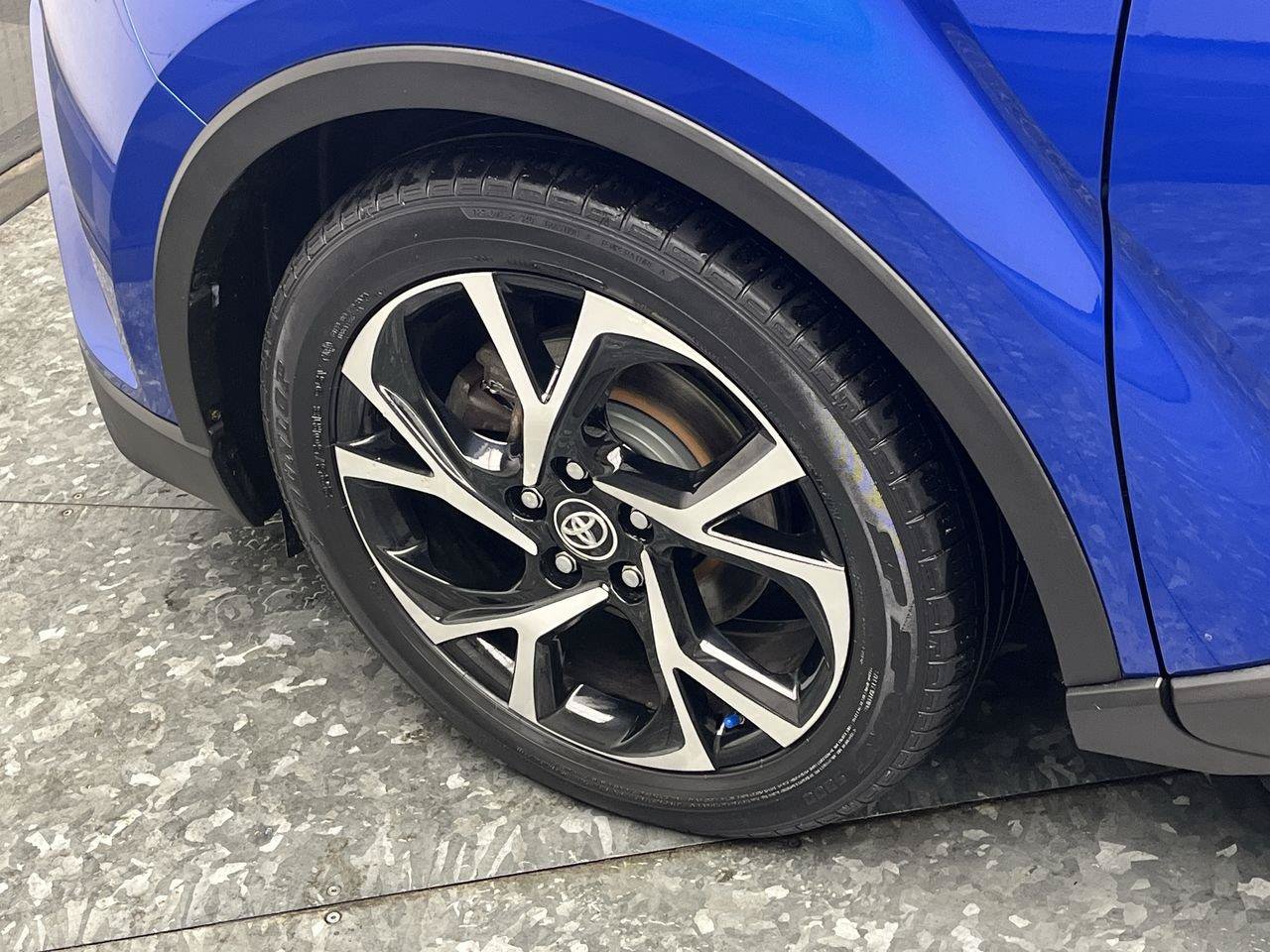 Used 2019 Toyota C-HR XLE FWD image 5