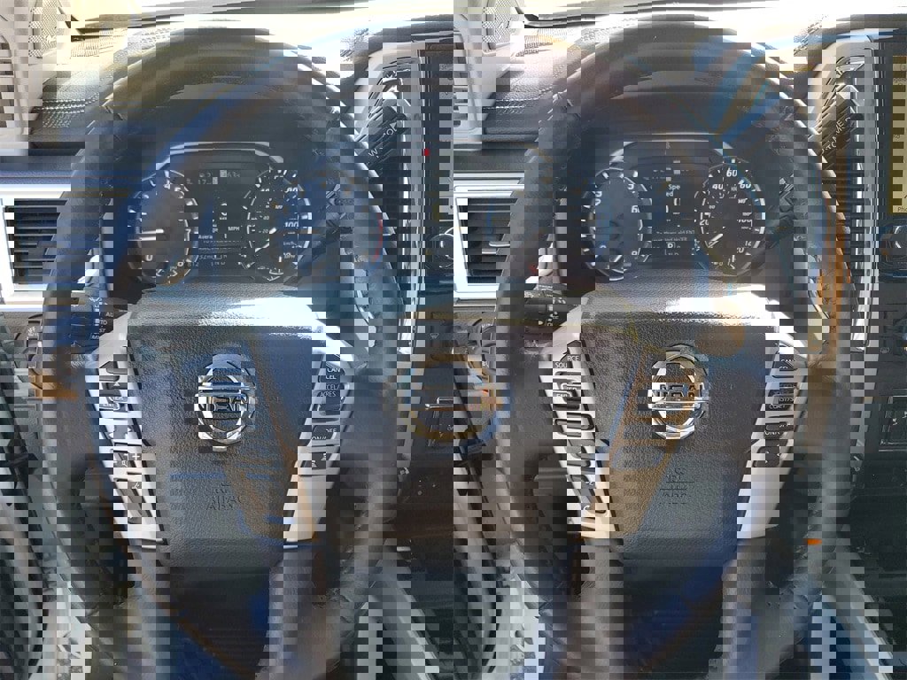 Used 2020 Nissan Titan SL w/ Moonroof Package image 11